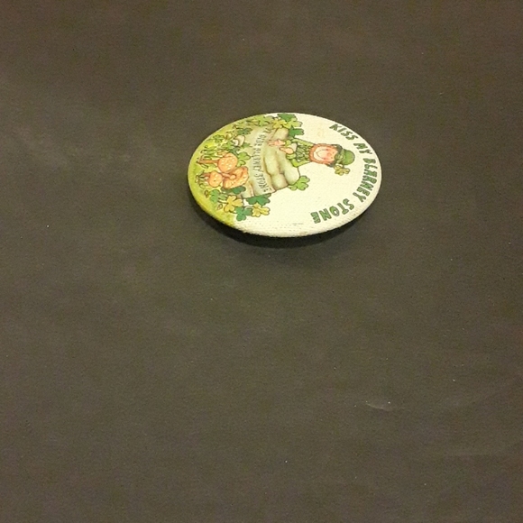 c  - VTG  LEPRECHAUN KISS MY BLARNEY STONE HALLMARK BUTTON - Picture 4 of 5